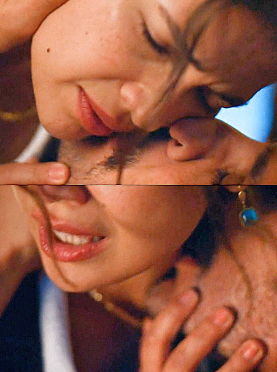 Öylesine içten öpüyor ki Yıldız gözlerini kapatmış. Önce yanağından buse alıyor ardından boynuna doğru iniyor nasıl seviyor.. Yandı gönül halefin AŞKININ ATAŞIYLAAAAA 😭👉🏻👈🏻