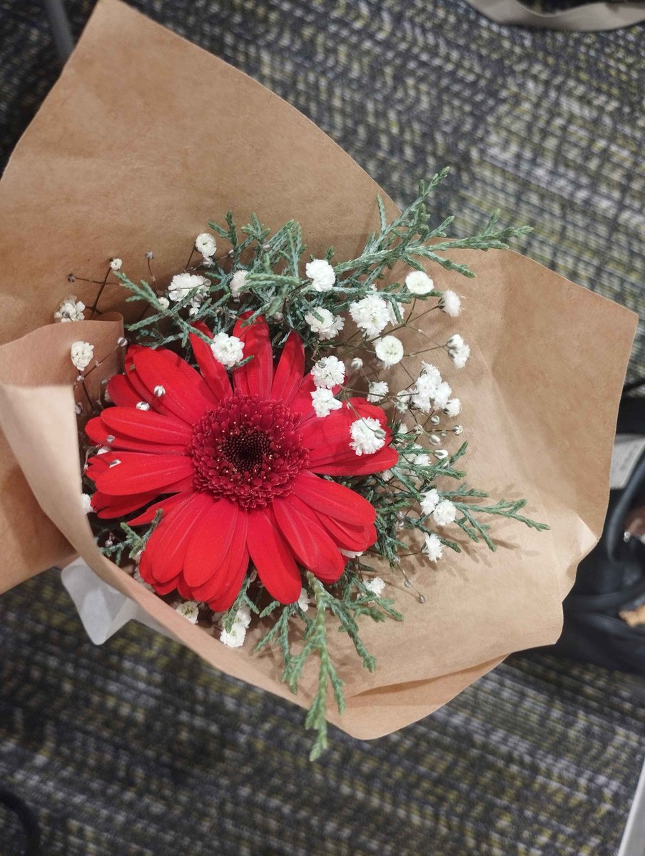 COLORweb_'s tweet photo. COLOLORwebでクリスマス会やってみた！
⇒ https://t.co/5ZYdniYoVn #アメブロ @ameba_officialより 

一足早めのメリークリスマス🎄✨！

COLORweb学生編集部でプレゼント交換会をやってみました。後半にまさかの展開も……？
とっても盛り上がりました🎁🎅🌟 https://t.co/rL03vkSTdH