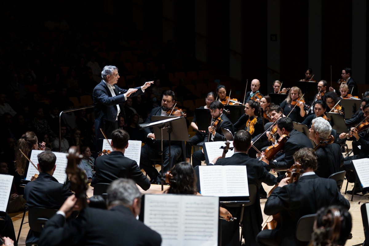 LesArtsValencia's tweet photo. 🟤#LesArtsÉsSimfònic Impresionante octava sinfonía de Bruckner en las manos de Fabio Luisi y la Orquestra de la Comunitat Valenciana.

¡No puedes perderte el segundo concierto que hoy ofrecen en el Auditori de Castelló!

📸 Mikel Ponce

#LesArts #Ópera #Valencia https://t.co/KEjuvc9RAY