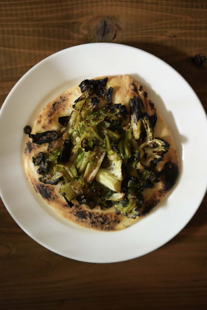 キャベツ、ネギ、アンチョビ、ケッパーのピザ焼いた