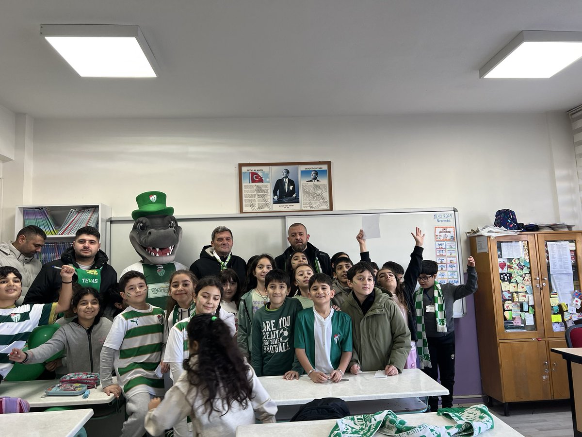 Bursa’da Milli Eğitim Bakanlığı’nın aldığı kararla, her ayın 16’sında çocuklarımız okula yalnızca bir forma giymiyor;
bir şehrin sevgisini, bir armanın umudunu, bir kültürü sırtlarına geçiriyorlar.

Bugün bizler de Teksas olarak, bu gururun izinde Fidyekızık İlköğretim