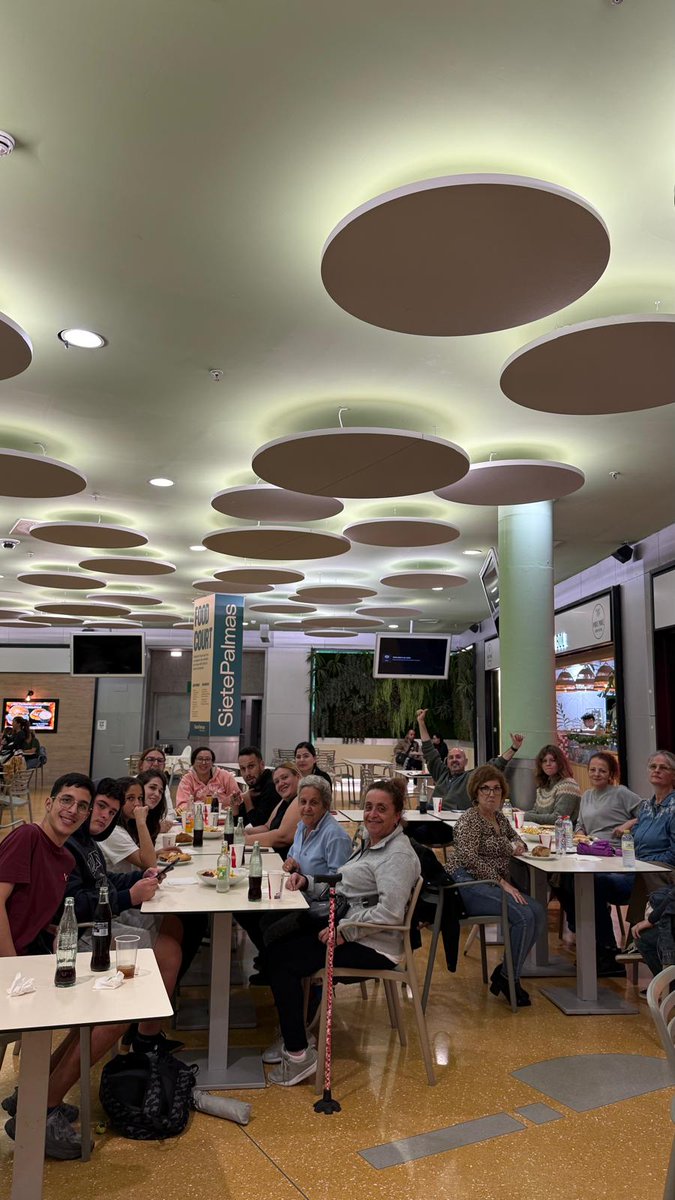 #GranCanaria ❤️ Celebramos la última sesión del año del Espacio para Familias del #ProyectoFaro con una cena compartida, creando un ambiente muy especial.

Fue un momento para (des)conectar, encontrarnos y poner en valor todo el camino recorrido durante el año.

<a href="/socialgobcan/">Social GobCan</a>