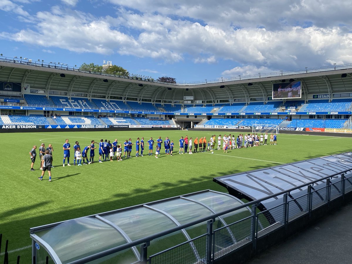 Molde 15.juli. Veterankamp. Før kampen satt jeg sammen med Åge på muren utenfor stadion og snakket og lo. Han var blid som vanlig. Nå er han borte. Livet altså❤️
