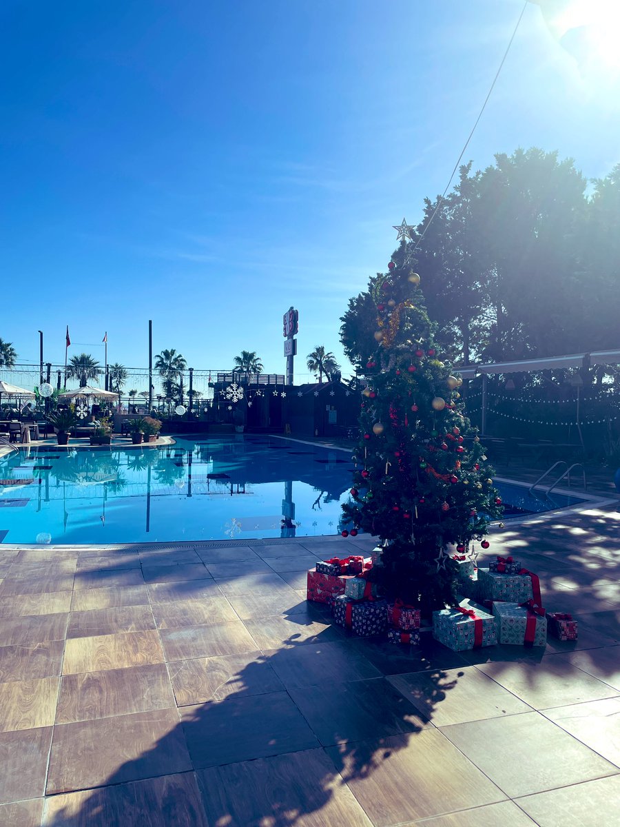 Наш спортзал украсили к Новому году) снежинки над бассейном конечно несколько комично смотрятся)