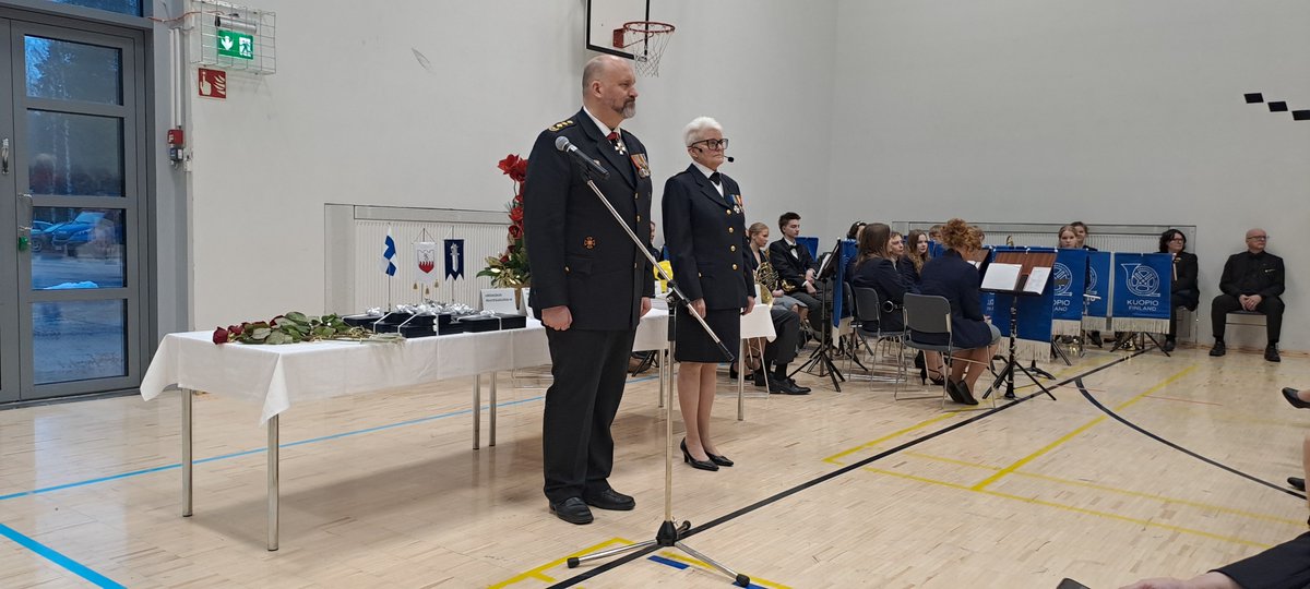 Pelastajan valan ottaa vastaan pelastusylijohtaja Kimmo Kohvakka ja Pelastusopiston rehtori Mervi Parviainen.