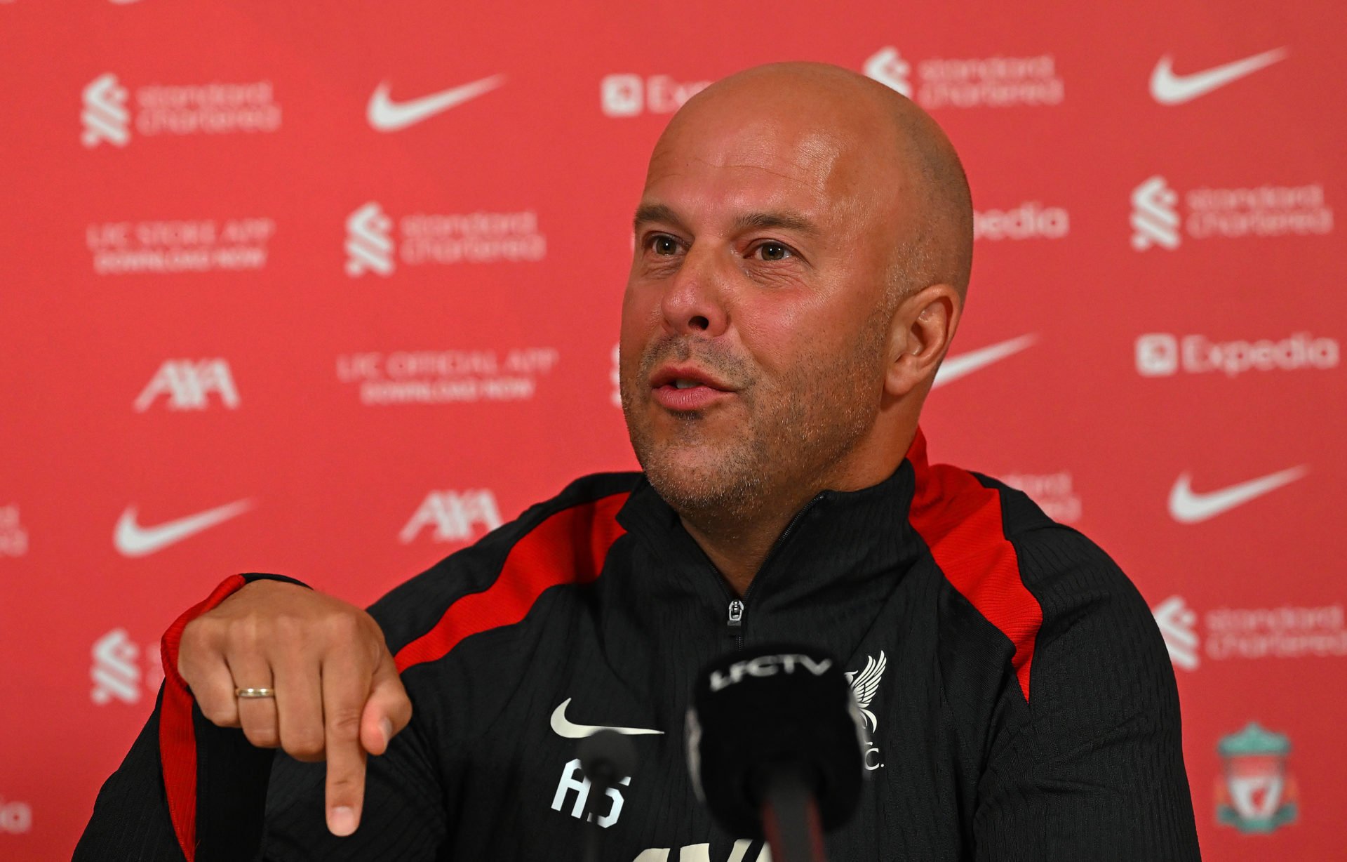 آرني سلوت عن محمد صلاح خلال المؤتمر الصحفي: "الأفعال أبلغ من الأقوال. صلاح كان ضمن التشكيلة وأول بديل، لكن الآن تركيزه كله على كأس الأمم الإفريقية، مباريات كبيرة له ولبلده. من العدل أن نترك كل الاهتمام هناك، ولن يكون هناك أي حديث عن فترة صلاح في ليفربول هنا. تركيزنا الآن على توتنهام" 