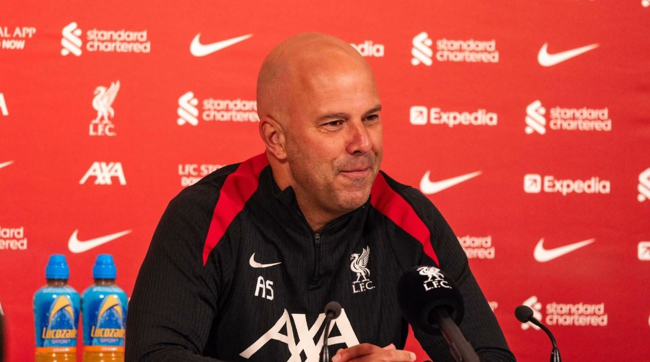 آرني سلوت عن الإصابات خلال المؤتمر الصحفي: "فحص غاكبو جاء مطمئنًا، ولم نعد قلقين كما قبل أسابيع. سيعود قريبًا، لكن ليس غدًا أو الأسبوع المقبل. غوميز خارج التشكيلة، وسزابوسلاي تدرب جزئيًا أمس، سنتابع حالته اليوم" 