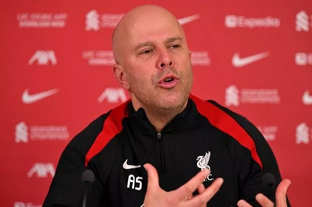 آرني سلوت عن المربع الذهبي في الدوري الإنجليزي خلال المؤتمر الصحفي: "الفوز يمنحنا روحًا جيدة، والفريق يزداد جاهزية للتنافس على شدة الدوري الإنجليزي. ترتيب الفرق متقارب، ونتوقع المزيد من الفريق في الفترة المقبلة" 