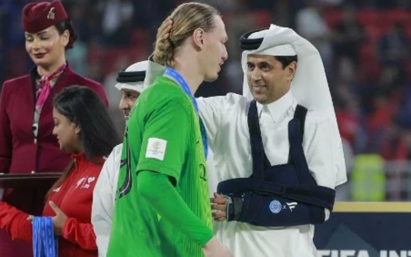 napolista's tweet image. Le incertezze di Luis #Enrique e del #Psg alla fine possono danneggiare sia #Chevalier che #Safonov

L'Equipe e Le Parisien si sono tuffati a pesce sul tema. «L'allenatore dei portieri ha commesso un errore andando a festeggiare in maniera plateale il titolo con Safonov»