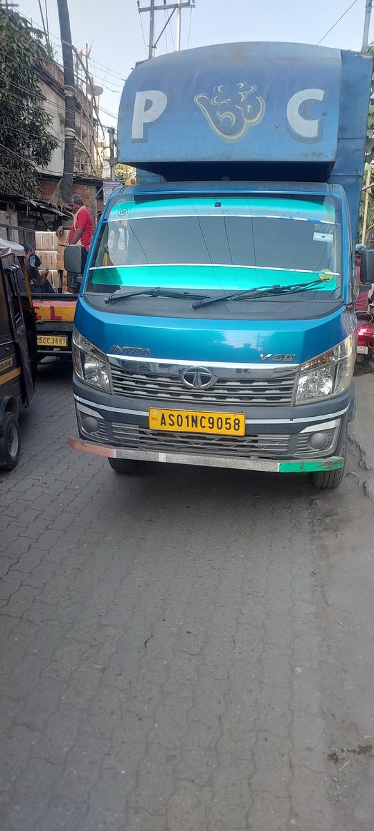 SUSANTASGUPTA's tweet photo. @GuwahatiPol please see ur engaged person dont know rule, firstly he is not trained in believe. As a result allowing traffic to enter from chabipul to Bishnupur road and leads Zam of 2 KM, moreover people also have no common sense. https://t.co/RXlso1F2z2