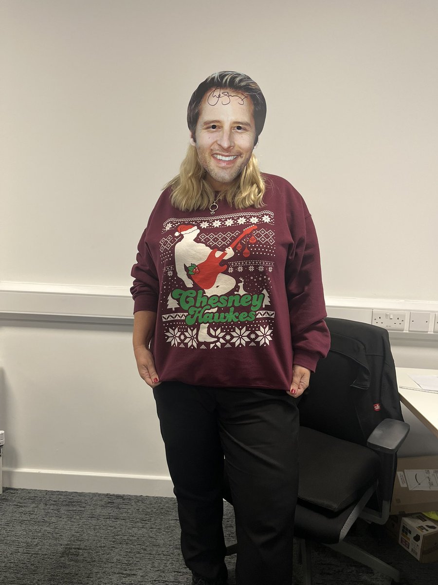jane2176's tweet photo. @ChesneyHawkes - Xmas jumper day at Slingco x https://t.co/RvjxrQ0tMT
