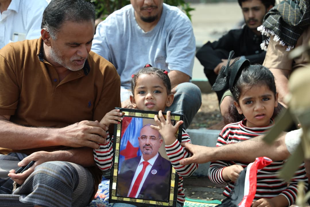 مشاهد من صلاة الجمعة لجموع المعتصمين في ساحة خور مكسر #الامم_المتحده_الجنوب 