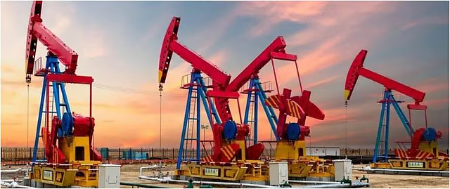 هبطت العقود الآجلة لخام برنت 9 سنتات أو 0.2% إلى 59.73 دولار للبرميل بحلول الساعة 01:11 بتوقيت غرينتش، وتراجع خام غرب تكساس الوسيط الأميركي 16 سنتاً أو 0.3% إلى 55.99 دولار للبرميل.. وعلى أساس أسبوعي، انخفض الخامان القياسيان بأكثر من 2% 