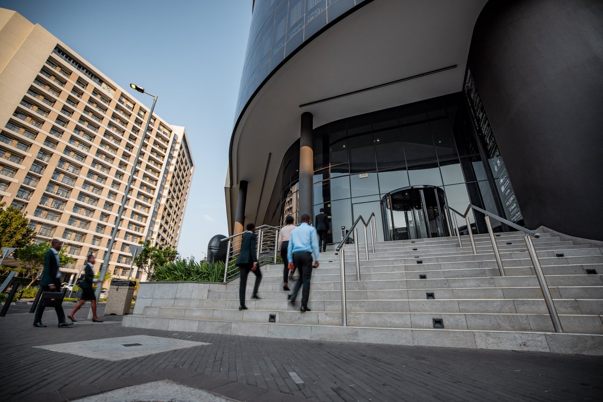 When the out-of-office replies start rolling in, Menlyn Maine changes pace.

The precinct becomes a blend of freelancers finishing the last stretch @Colab, families arriving for holiday, and locals easing into late-night plans.