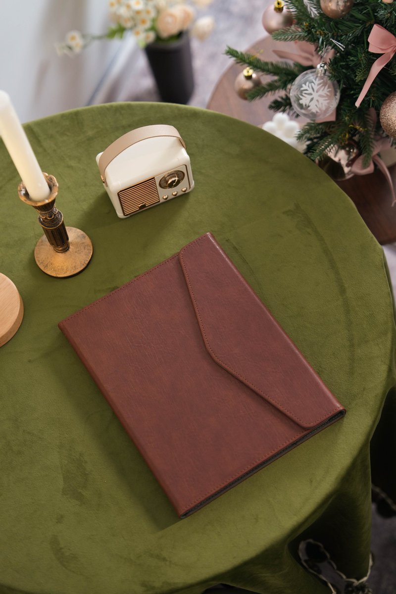 cobakcase's tweet image. Clean lines.
A folded shape.
Almost like opening a letter.
Simple on the outside.
Thoughtful when you open it.
Did the envelope look catch your eye?
💌 Yes / Not really?

#ipadcase #cobakcase #kindlecase #ipadgirl