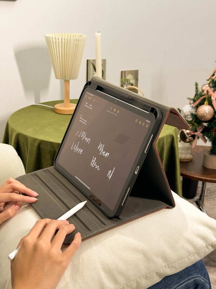 cobakcase's tweet image. Clean lines.
A folded shape.
Almost like opening a letter.
Simple on the outside.
Thoughtful when you open it.
Did the envelope look catch your eye?
💌 Yes / Not really?

#ipadcase #cobakcase #kindlecase #ipadgirl