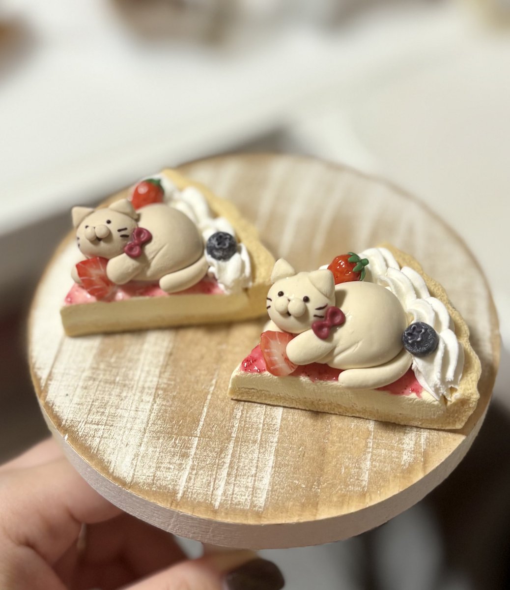 いちご握りしめてる猫タルト🍓 短足にゃんこになった🐱