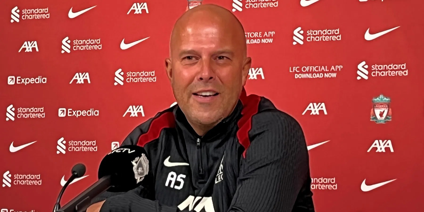 آرني سلوت عن هوغو إيكيتيكي خلال المؤتمر الصحفي: "إيكيتيكي لم يتجاوز التوقعات لأنه يمتلك القدرات المعروفة: تسجيل، تقنية وسرعة. لكنه تحسن كثيرًا في ركضه وجهده الدفاعي، وهذا يضيف قوة كبيرة للفريق، خاصة كمهاجم رقم 9" 