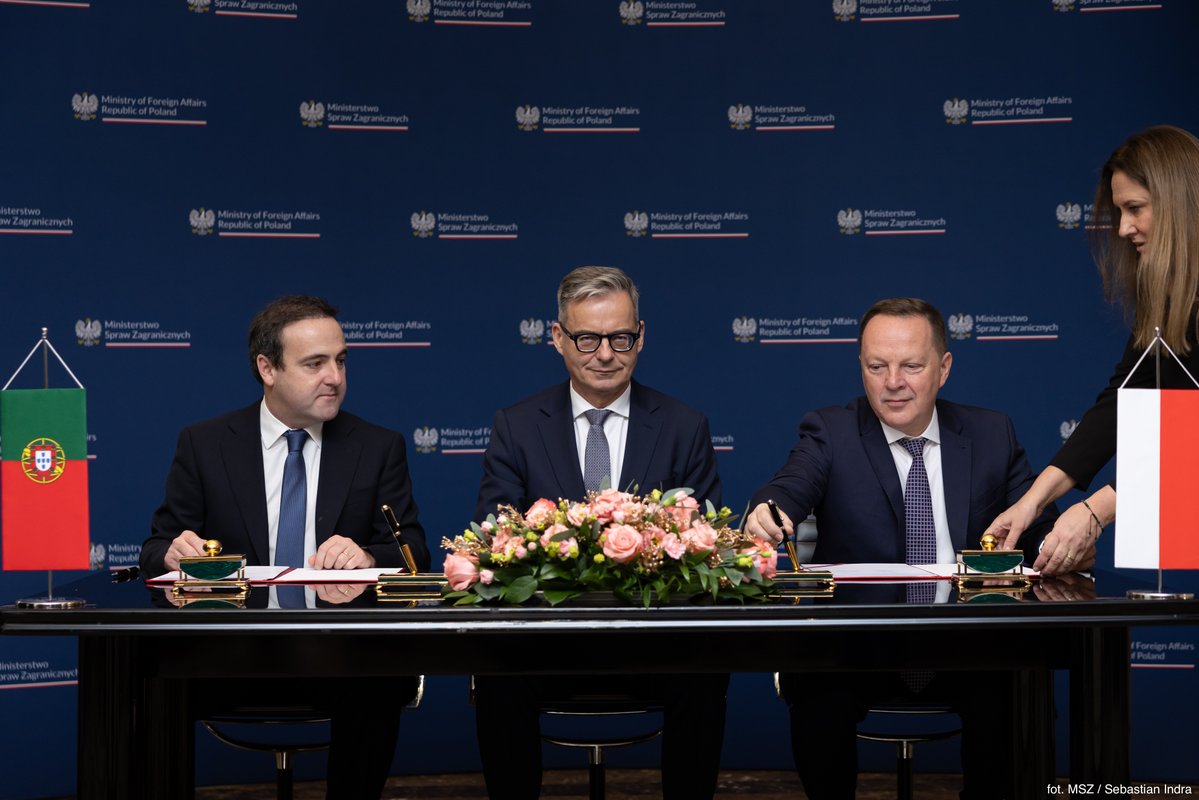 MSZ_RP's tweet image. Po spotkaniu wicepremiera @sikorskiradek i ministra spraw zagranicznych Portugalii 🇵🇹 @PauloRangel_pt, przedstawiciele @BGK_pl i Banco Português de Fomento podpisali memorandum o współpracy, które określa ramy współfinansowania inwestycji i projektów o wzajemnym znaczeniu w…