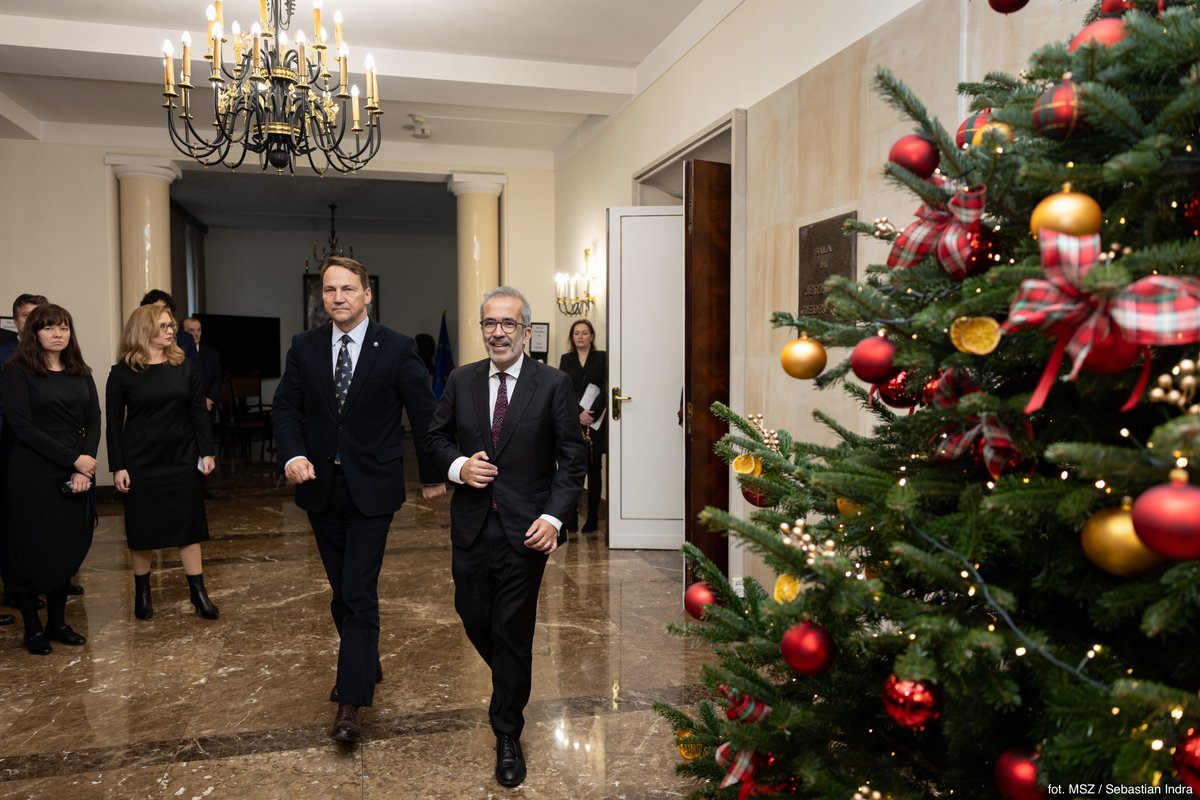 MSZ_RP's tweet image. Po spotkaniu wicepremiera @sikorskiradek i ministra spraw zagranicznych Portugalii 🇵🇹 @PauloRangel_pt, przedstawiciele @BGK_pl i Banco Português de Fomento podpisali memorandum o współpracy, które określa ramy współfinansowania inwestycji i projektów o wzajemnym znaczeniu w…