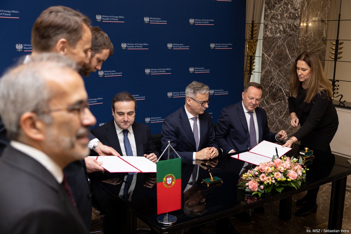 MSZ_RP's tweet image. Po spotkaniu wicepremiera @sikorskiradek i ministra spraw zagranicznych Portugalii 🇵🇹 @PauloRangel_pt, przedstawiciele @BGK_pl i Banco Português de Fomento podpisali memorandum o współpracy, które określa ramy współfinansowania inwestycji i projektów o wzajemnym znaczeniu w…