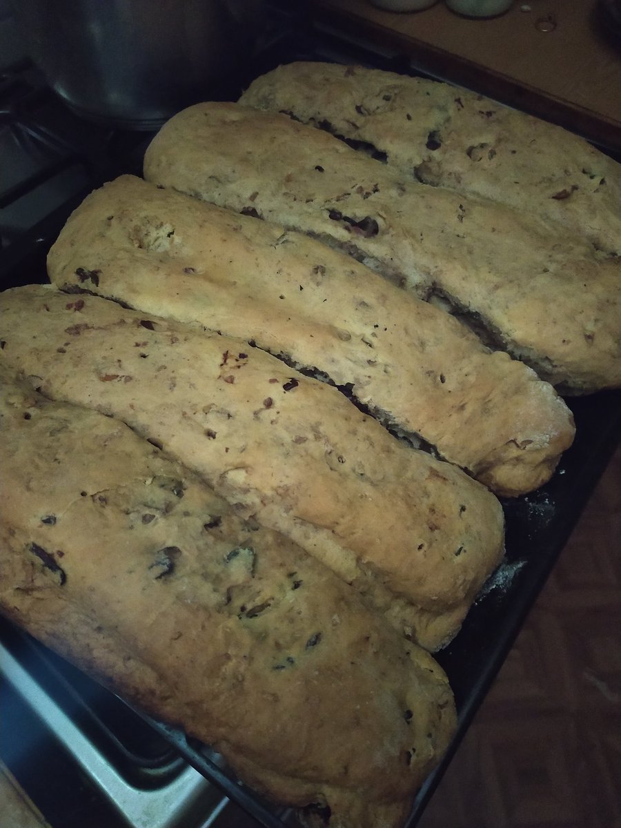 Німці, не кидайтеся капцями - я їх пекла у темряві, з того що було, без рецептів, інтуїтивно):
Дозріювають!🇺🇦👋