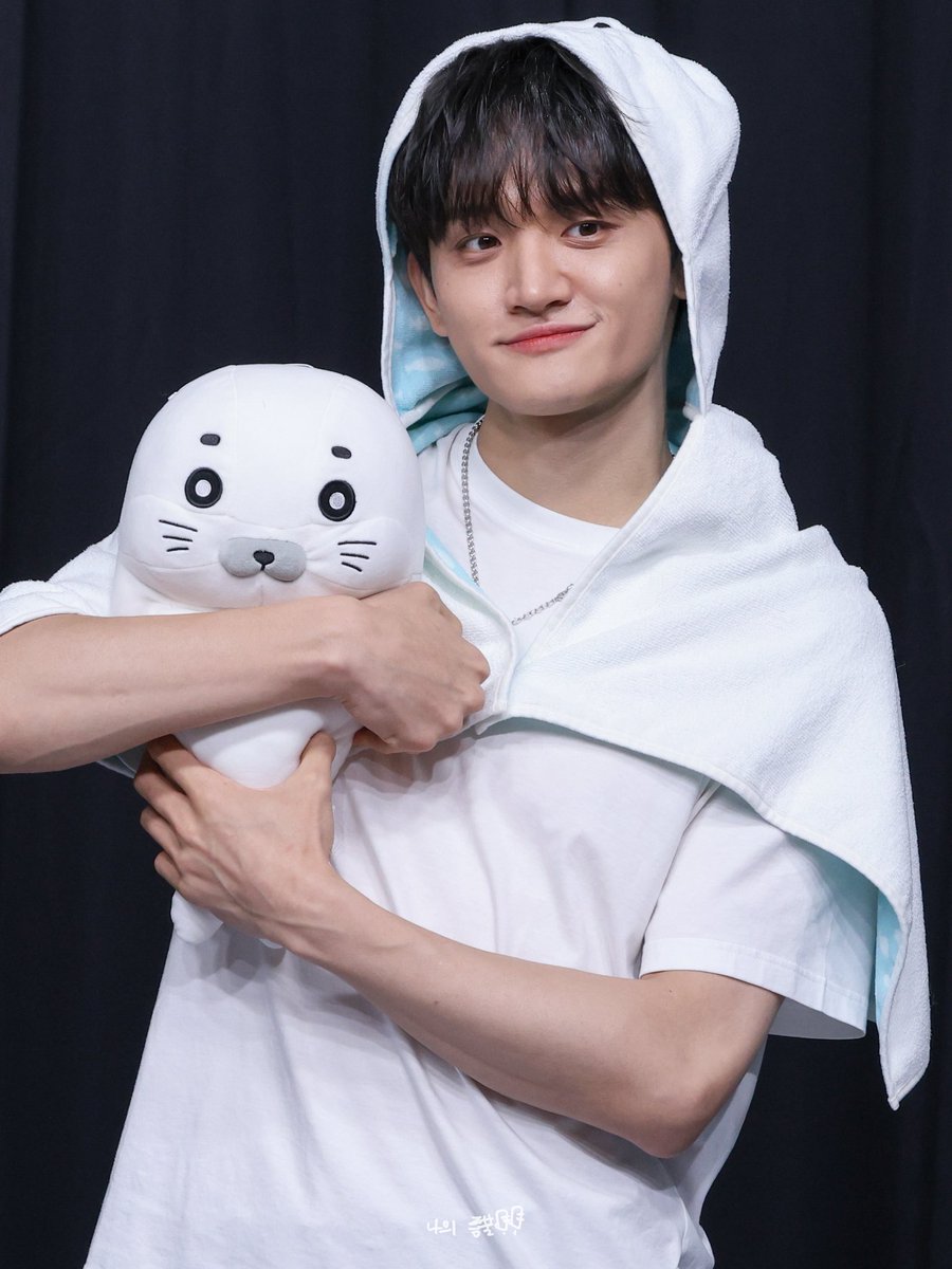 251114 디마뮤 대면 #조원상

모야 인형이랑 원상이라 똑같이 생겼어.. 귀여워..