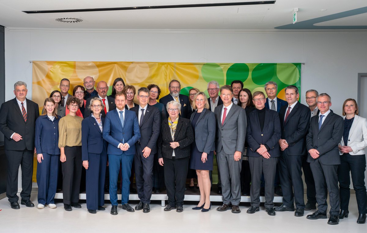 DKFZ's tweet image. Herzlichen Glückwunsch zu 10 Jahren NCT Dresden @NCT_UCC_DD! 10 Jahre, in denen Dresden gezeigt hat, was möglich ist, wenn exzellente Forschung, klinische Stärke und echte Zusammenarbeit zusammenkommen. Gemeinsam mit dem @NCT_HD war Dresden von Beginn an Impulsgeber. #oneNCT