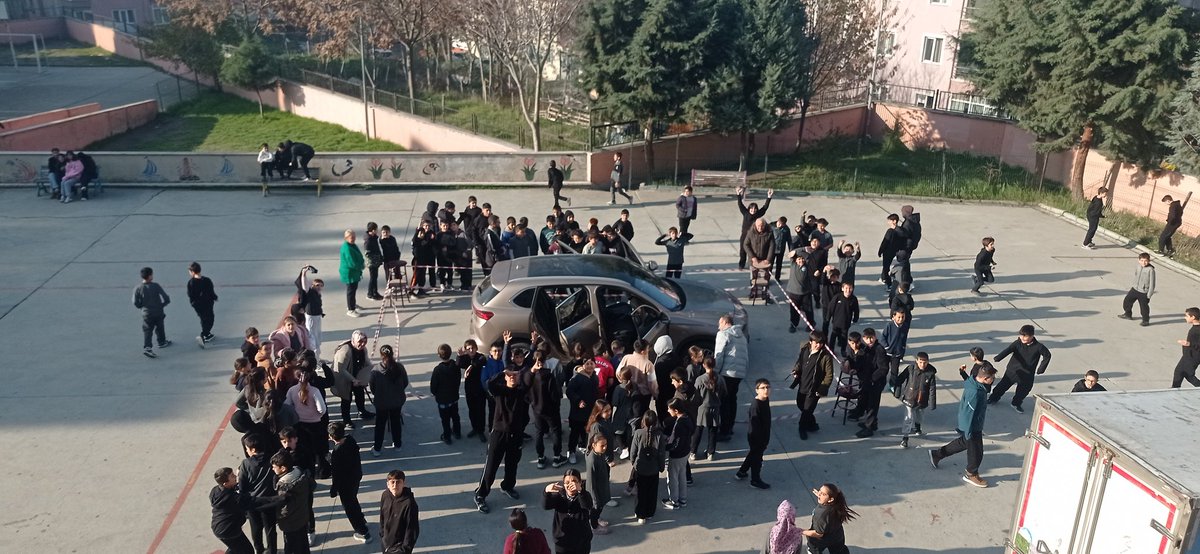 Yerli Malı haftası etkinlikleri kapsamında sınıflarımızda öğrencilerimize sunumlar yapılarak yerli teknolojileri içeren videolar izletildi. Okul bahçesinde yerli ve milli olan aracımız Togg sergilenerek öğrencilere inceleme imkanı sunuldu.