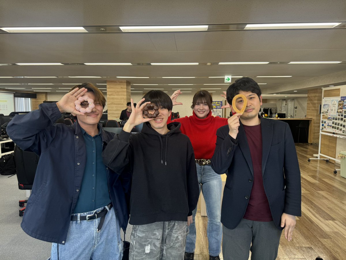 ⋱クリスマスイベント🎅🎄🩵⋰

みんなでドーナツを食べたり、プレゼント交換をしました🥰
eスポーツコースでは、生徒達がみんなで楽しむことができるプチイベントを定期開催しています✨