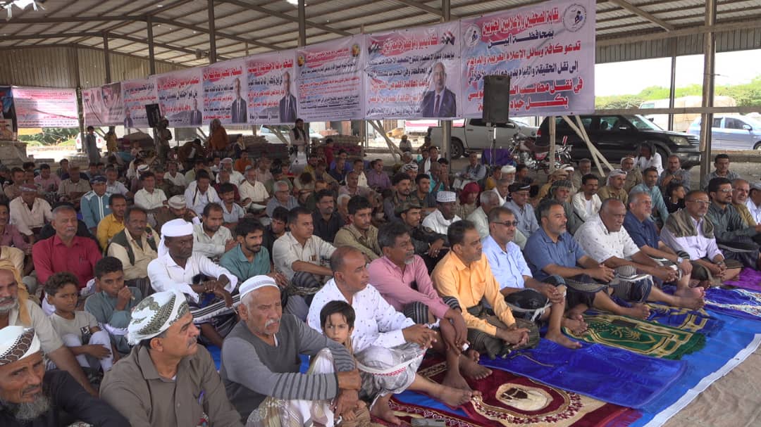 أبناء دلتا أبين يؤدّون صلاة الجمعة في مخيم الاعتصام بزنجبار #الامم_المتحده_الجنوب 