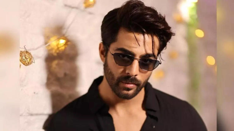 TVLoverrr's tweet photo. Krushal Ahuja Bids Farewell to Bindi Ahead of Leap, Reflects on His Journey and Future Roles
https://t.co/I3WzV7EX9e
#KrushalAhuja #Binddii #Bindii #Bindi #Jhanak https://t.co/VvHbzExSDh