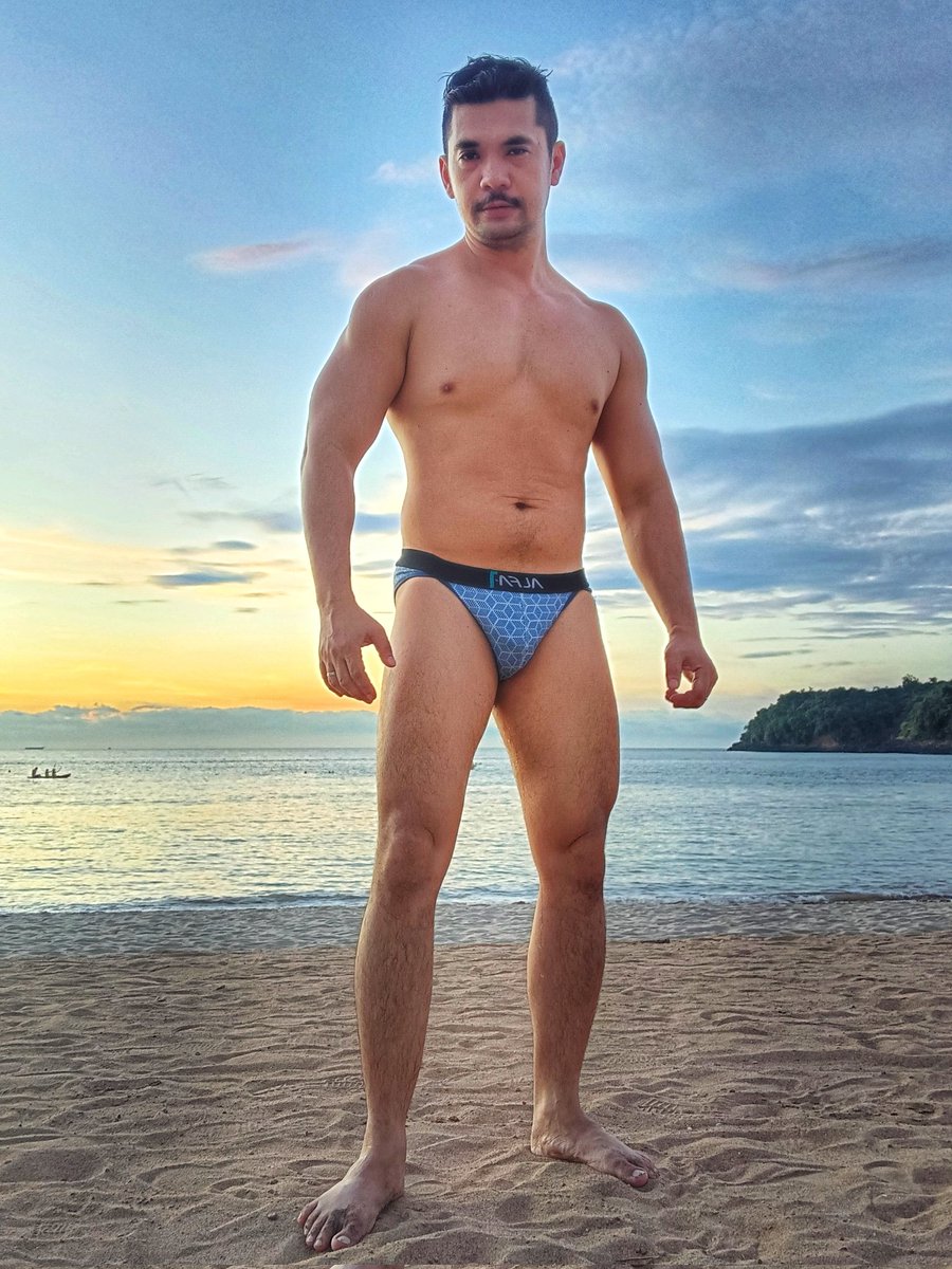 dan_earl_mac's tweet photo. Workload, deadlines, errands, workout, xmas gatherings pa, then family vacation, nasecure ko yung laptop ko pero naiwan ko naman ung bag ng mga damit ko 😵😵💫, buti na lang maganda ung brief na suot ko. #dadbodAT40 #absentMinded https://t.co/M2PwQYEcxR