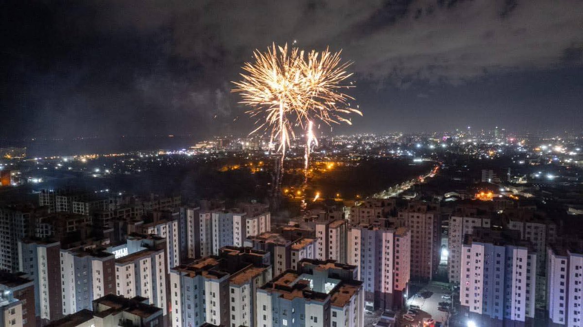 After handing over 4500 units in Mukuru Kwa Singapore unaffordable houses, govt says the new beneficiaries Will have to wait for at least 90 for the contractor to finish on Gas Works . 

Boma Yako Iko hapo Nyuma ya ID sio Mukuru 

President Ruto Kalonzo Musyoka Kitui Narok Moi