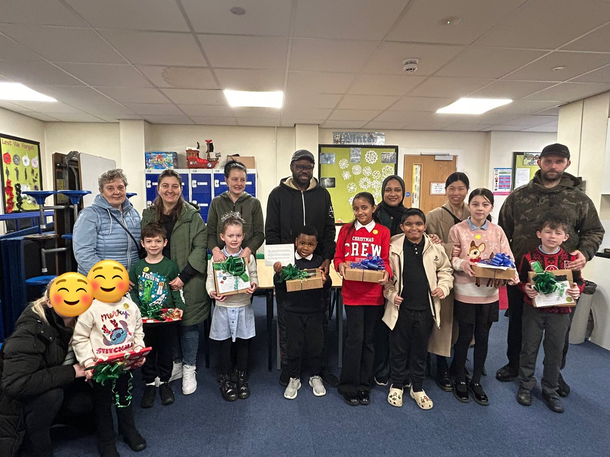 BirstallAcad13's tweet image. What a wonderful way to start our final day! 🎄Congratulations to all our award winners, but especially our Stars of the Half Term for their amazing achievements - you make us #proud every day! 💫👏🏻 Thank you also  to parents for joining us. #hardworkpaysoff