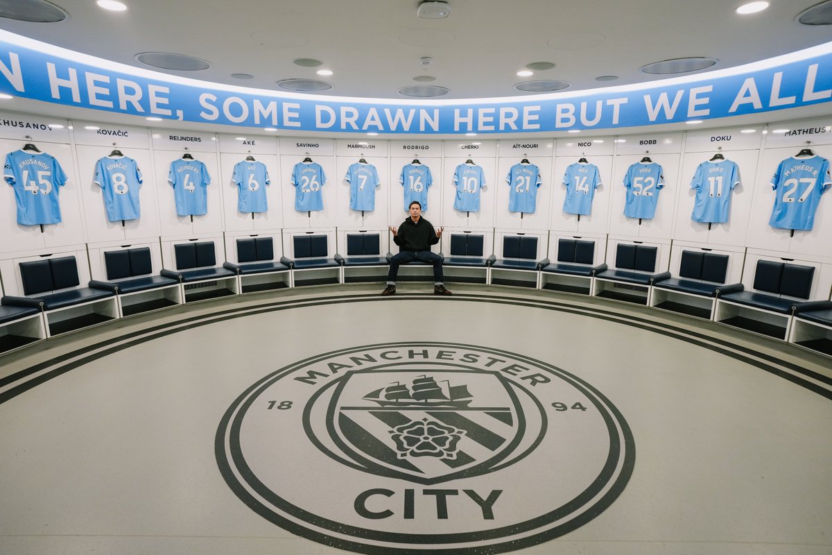 ManCity's tweet image. The Rainmaker in Manchester! ☔️

Wrestling legend and huge City fan @rainmakerXokada stopped by the Etihad for a visit this week! 🩵