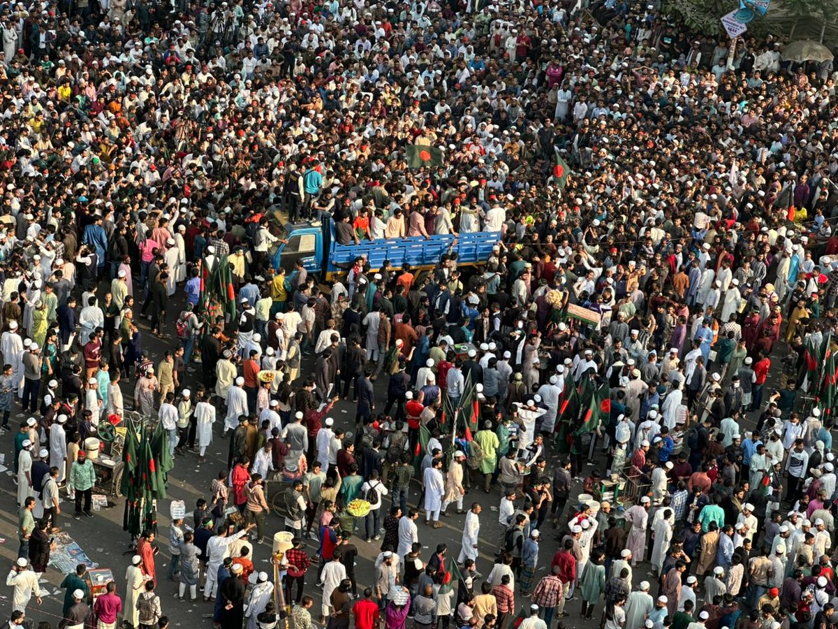 basherkella's tweet photo. Protesters are blocking the Shahbagh intersection in the capital and continuing demonstrations following news of the death of #OsmanHadi, convener of Inquilab Moncho.
#Dhaka #Bangladesh #AwamiMafia https://t.co/Rf9tJBpOsJ