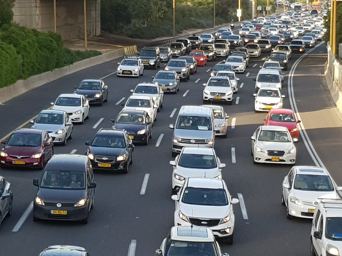 policia's tweet image. La #Navidad es sinónimo de vuelta a casa 🏡

El mejor #regalo que puedes hacer a los tuyos es llegar

Por eso⬇️
🚗Comprueba que tu coche está en perfectas condiciones 📲Cero distracciones al volante 
🚦Respeta las normas de circulación
☕️Para y descansa de vez en cuando