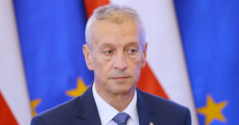 Napiszmy to raz na zawsze, bo młodsi mogą nie wiedzieć. Ormowcy to była w PRL kategoria ludzi najbardziej pogardzanych. Zwykli Polacy szydzili z ich przysłowiowej wręcz tępoty i brzydzili się ich prymitywną służalczością wobec komunizmu, wyrażaną najczęściej przez bicie pałką.