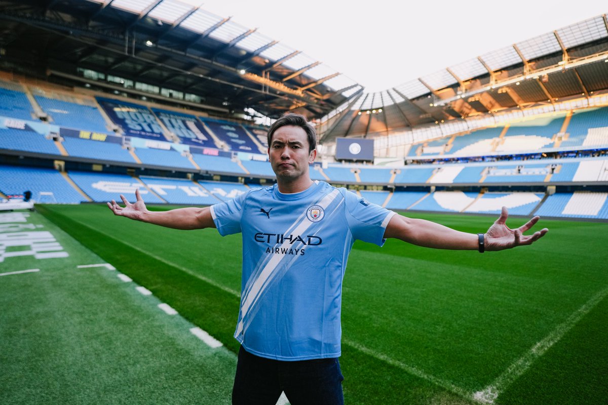 ManCity's tweet image. The Rainmaker in Manchester! ☔️

Wrestling legend and huge City fan @rainmakerXokada stopped by the Etihad for a visit this week! 🩵