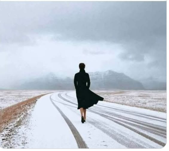 Sen oradaydın;
geçmişin aceleyle unuttuğu,
geleceğin henüz adını bile koyamadığı bir yerde.
Biliyorum, sen oradaydın...

Ve ben,
içimde bir şey eksilmesin diye,
susmayı seçtim,
suskunluğun da;
bazen eksilmek olduğunu bilmeden...

Ali TAŞKALE