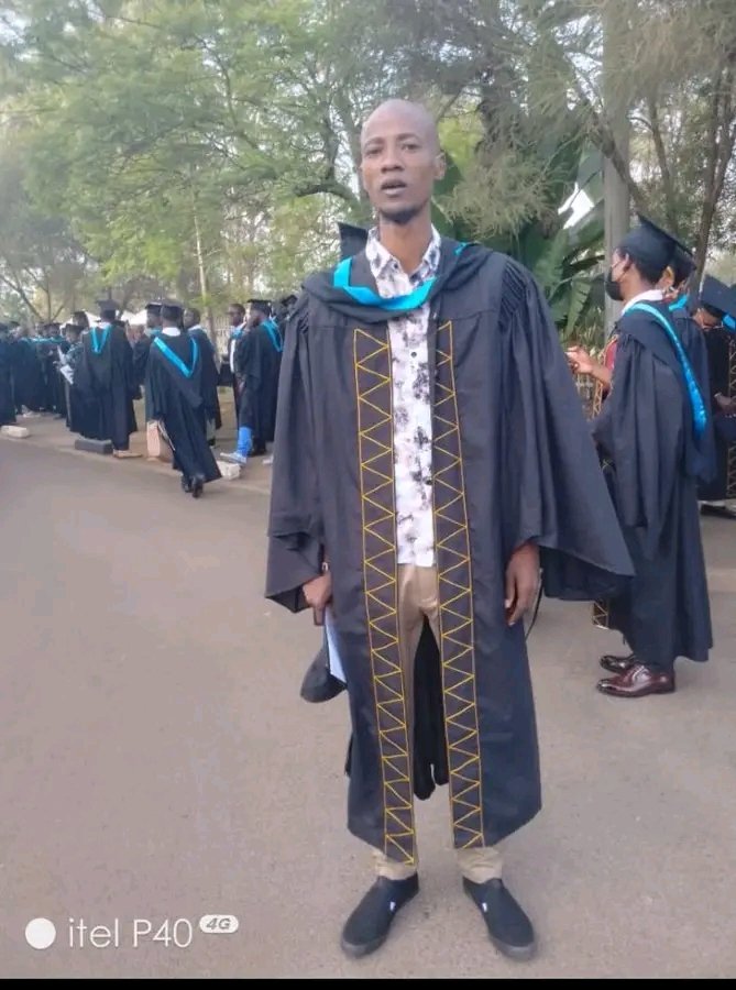 Benson_Mwiti_25's tweet image. Our Mburatha Trump Muchai is among the graduands of Kenyatta University today.Unfortunately,the vehicle that had ferried his family members from Meru to Nairobi overturned along the road and caused severe injuries.
Both his parents child and the wife were on board.
We urge our…