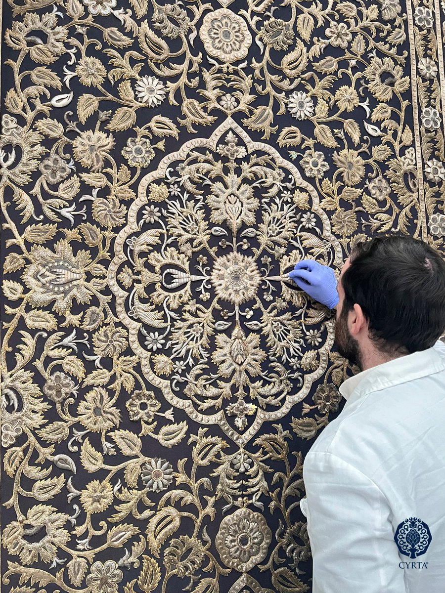 📷Continuamos con la limpieza de la ornamentación bordada del techo de palio de la Virgen de Loreto de la <a href="/hdadtres_caidas/">Hdad. Tres Caídas de San Isidoro</a> 
También estamos realizando estudios analíticos sobre el soporte textil que nos ayudarán a conocer las causas de algunos de los daños presentes.

#CYRTA