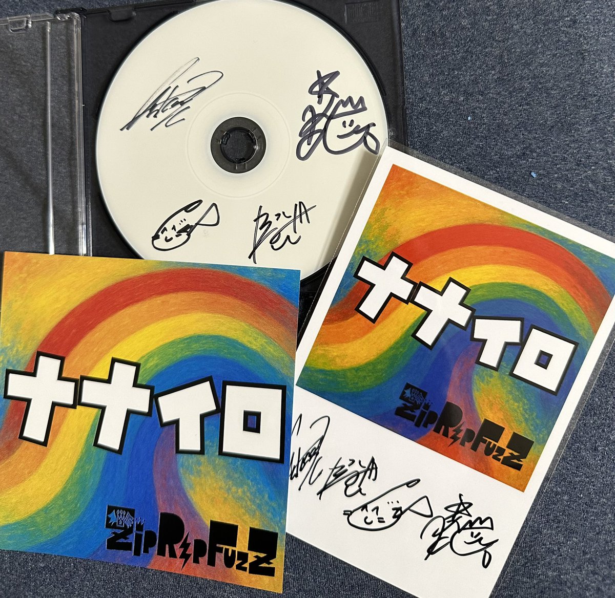MuvTbDl51nxzoHi's tweet photo. #音源ゲットだぜ！
#音源ナンバー624
#ZipRipFuzZ
#ナナイロ
#目黒ライブステーション物販
久しぶりのライブ参戦
久しぶりの音源
久しぶりの目黒ライブステーション
久しぶりだらけだけど、こちらは相変わらず良い音源でした。メンバーのサイン入りブロマイド（きちんと袋に入ってた素晴らしい」 https://t.co/2nU9sGW1qJ