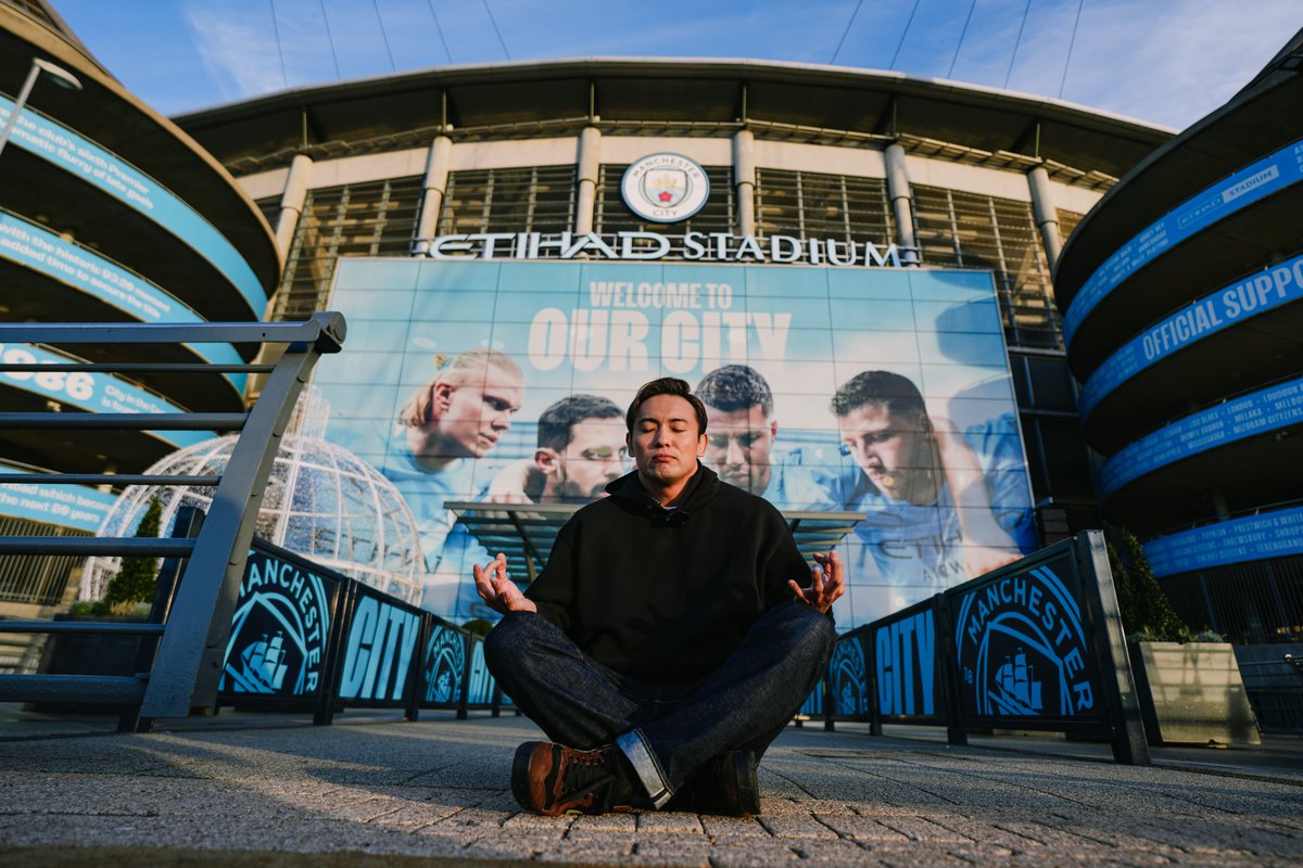 ManCity's tweet image. The Rainmaker in Manchester! ☔️

Wrestling legend and huge City fan @rainmakerXokada stopped by the Etihad for a visit this week! 🩵