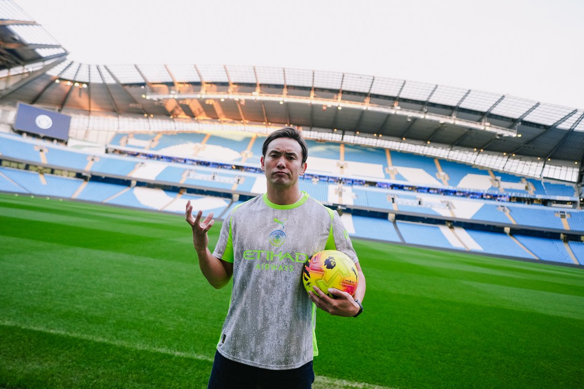ManCity's tweet image. The Rainmaker in Manchester! ☔️

Wrestling legend and huge City fan @rainmakerXokada stopped by the Etihad for a visit this week! 🩵