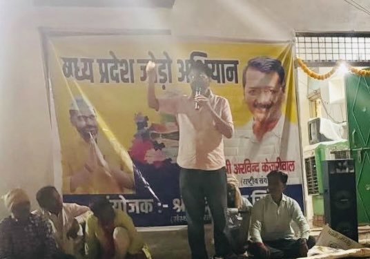 AAPMPOfficial's tweet photo. आम आदमी पार्टी द्वारा जारी #मध्यप्रदेश_जोड़ो_अभियान के तहत वरिष्ठ पार्टी नेता इन्द्र विक्रम सिंह द्वारा ग्वालियर जिले के डबरा विकासखंड के भेंसनारी पंचायत में की गई जनसभा। 
गत दिनों शुरू हुए मध्यप्रदेश जोड़ो अभियान के तहत आयोजित सभाओं की श्रृंखला में ये थी प्रदेश में 118वीं जनसभा। https://t.co/0uH8tk6du7
