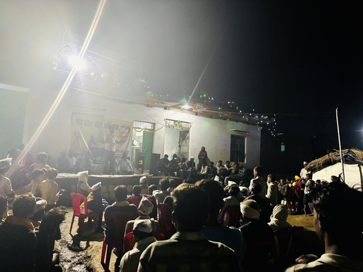 आम आदमी पार्टी द्वारा जारी #मध्यप्रदेश_जोड़ो_अभियान के तहत वरिष्ठ पार्टी नेता इन्द्र विक्रम सिंह द्वारा ग्वालियर जिले के डबरा विकासखंड के भेंसनारी पंचायत में की गई जनसभा। 
गत दिनों शुरू हुए मध्यप्रदेश जोड़ो अभियान के तहत आयोजित सभाओं की श्रृंखला में ये थी प्रदेश में 118वीं जनसभा।