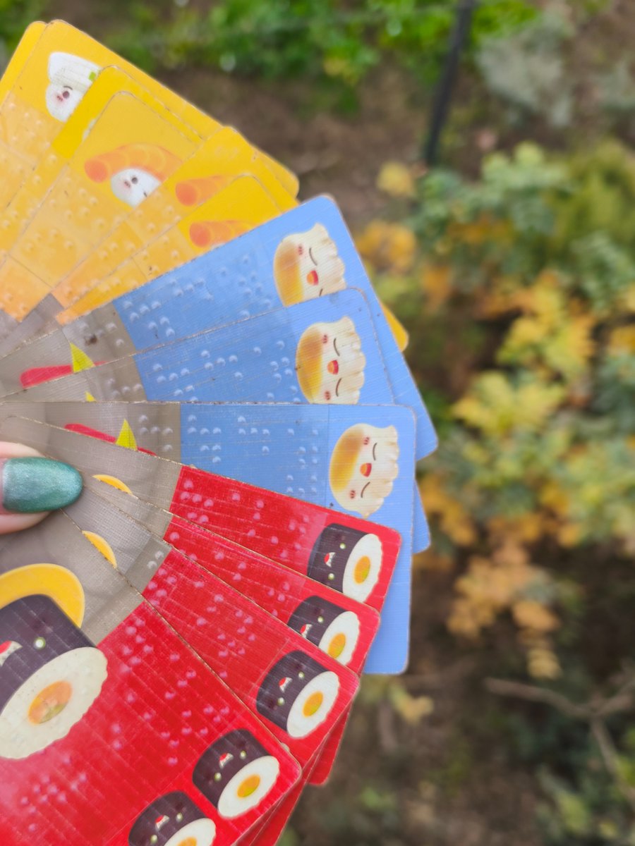 Jugar és per a tothom.💙
El cap de setmana passat vam participar a l’Espai de Joc 0-99 (Parc de les Glòries) amb adaptacions accessibles de Sushi Go i Catan per a persones amb discapacitat visual.
Perquè el joc de taula és cultura, trobada i ha de ser accessible per a tothom.🎴✨