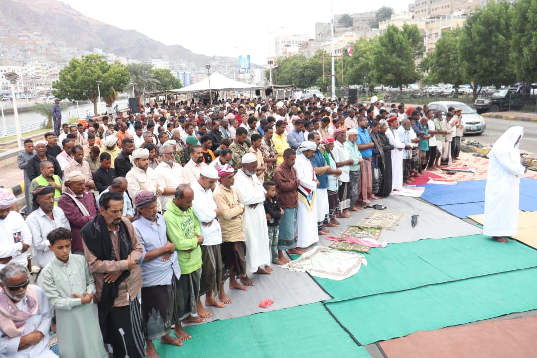 مشاهد من صلاة الجمعة لجموع المصلين في ساحة الاعتصام بمدينة المكلا #الامم_المتحده_الجنوب 